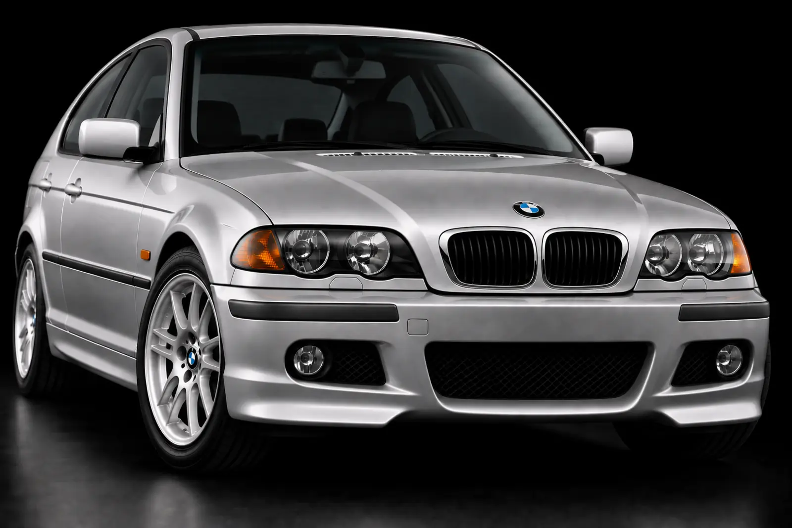 KI-Illustration einer silbernen E46 Limousine vor dem Facelift mit M-Aerodynamik-Frontstoßfänger, schräg von vorn vor dunklem Studiohintergrund