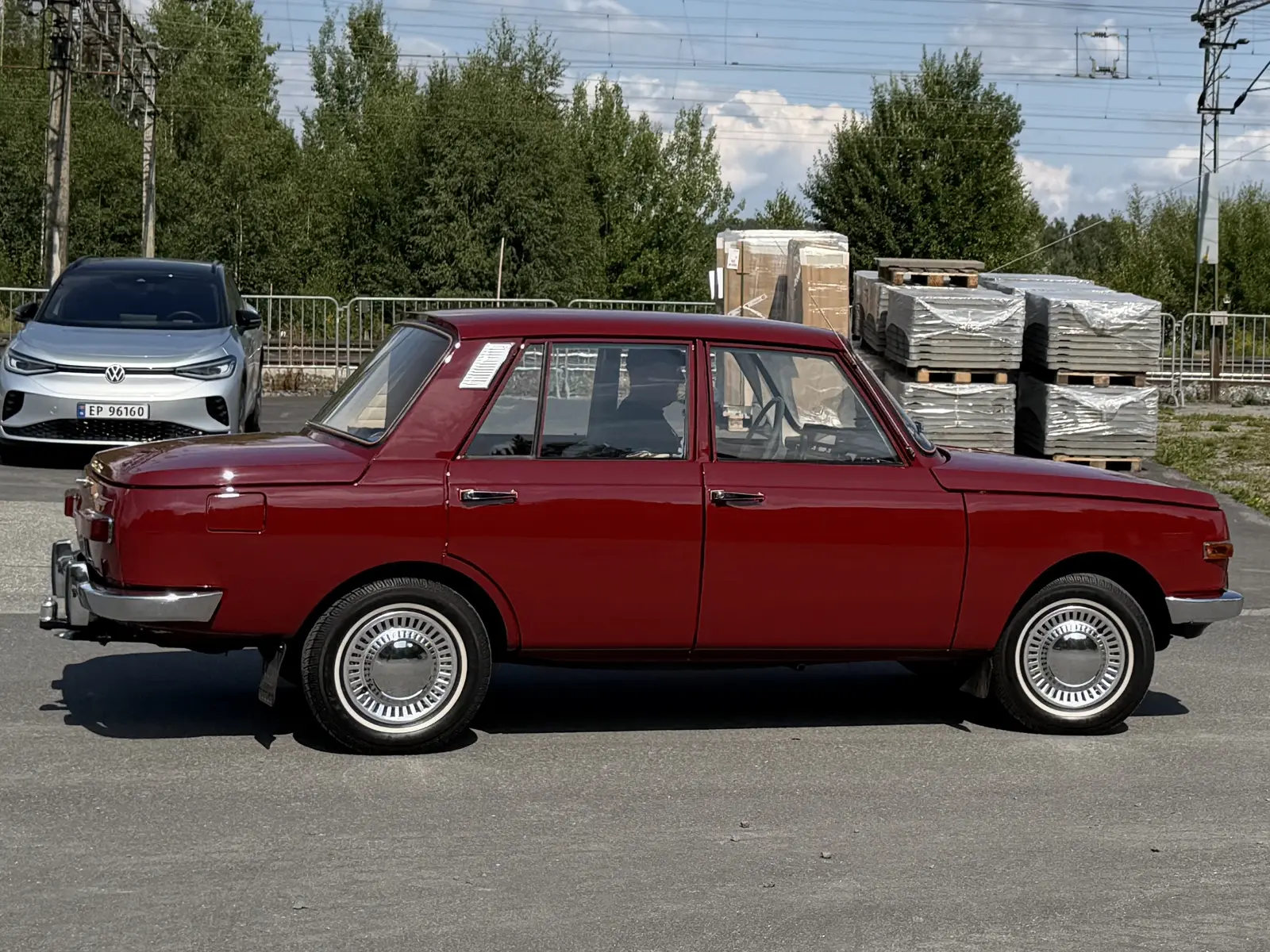 A dark red Wartburg 353 four-door saloon from 1968, side view